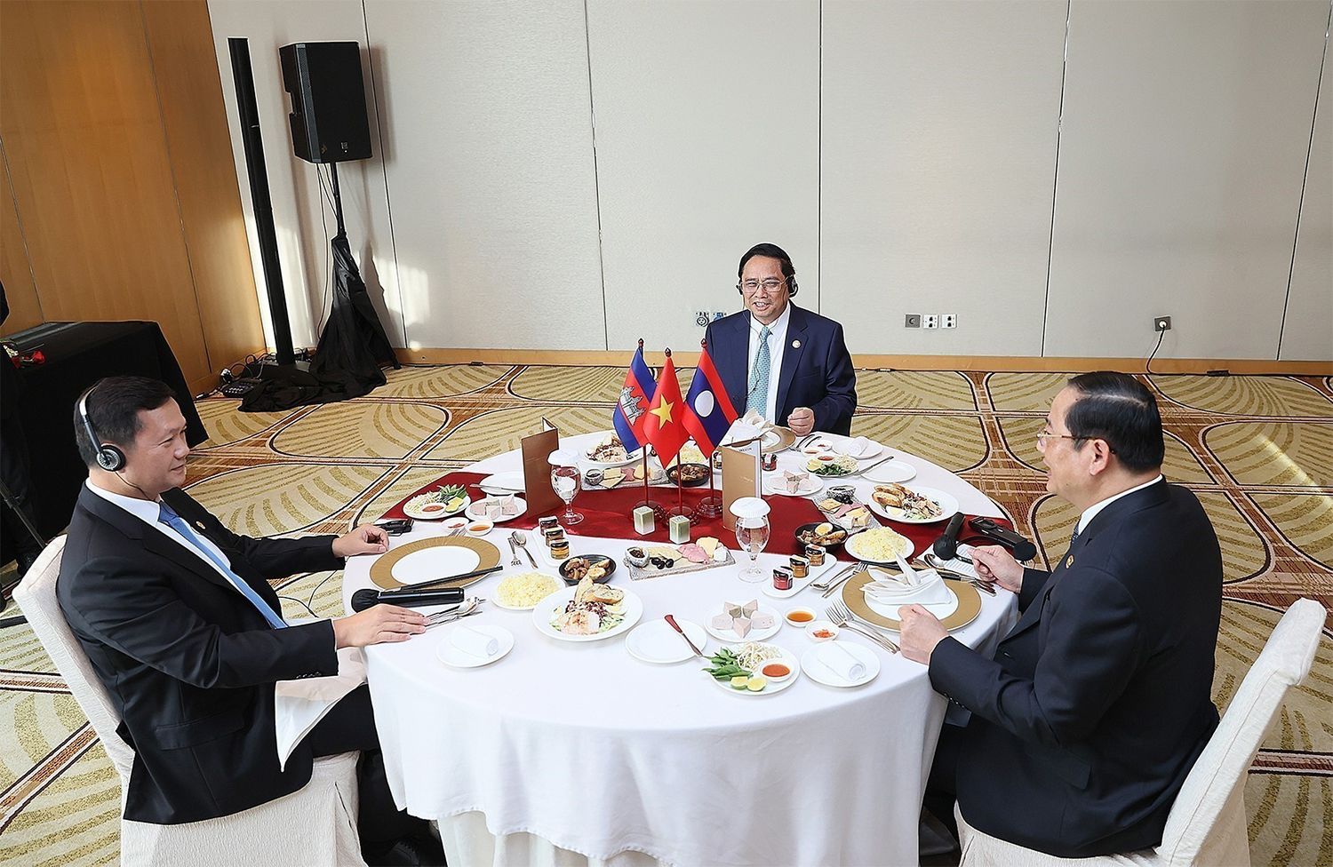 Nhân dịp tham dự Hội nghị cấp cao ASEAN lần thứ 43 và các hội nghị cấp cao liên quan, ngày 5/9/2023, Thủ tướng Phạm Minh Chính có cuộc ăn sáng làm việc với Thủ tướng Lào Sonexay Siphandone và Thủ tướng Campuchia Hun Manet.