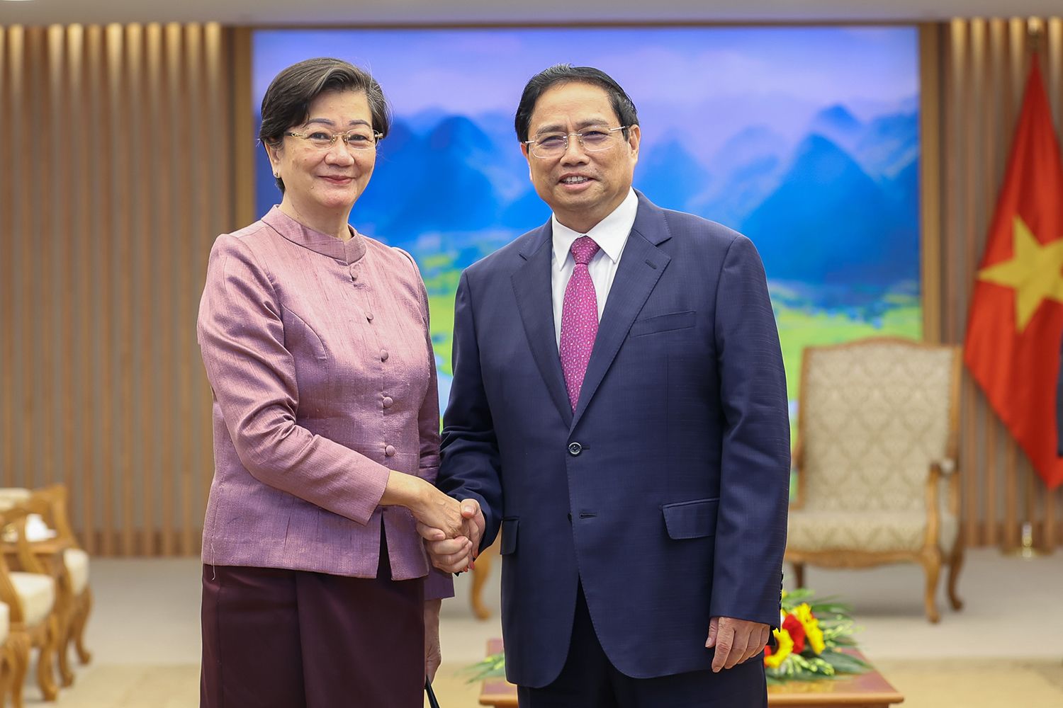 Chiều 7/4/2023, tại Trụ sở Chính phủ, Thủ tướng Chính phủ Phạm Minh Chính đã tiếp Đại sứ đặc mệnh toàn quyền Vương quốc Campuchia Chea Kimtha tới chào nhân dịp bắt đầu nhiệm kỳ tại Việt Nam. 