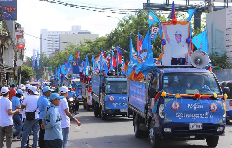 Đoàn xe diễu hành vận động tranh cử của CPP trên đường phố ở thủ đô Phnom Penh, tháng 7/2023.