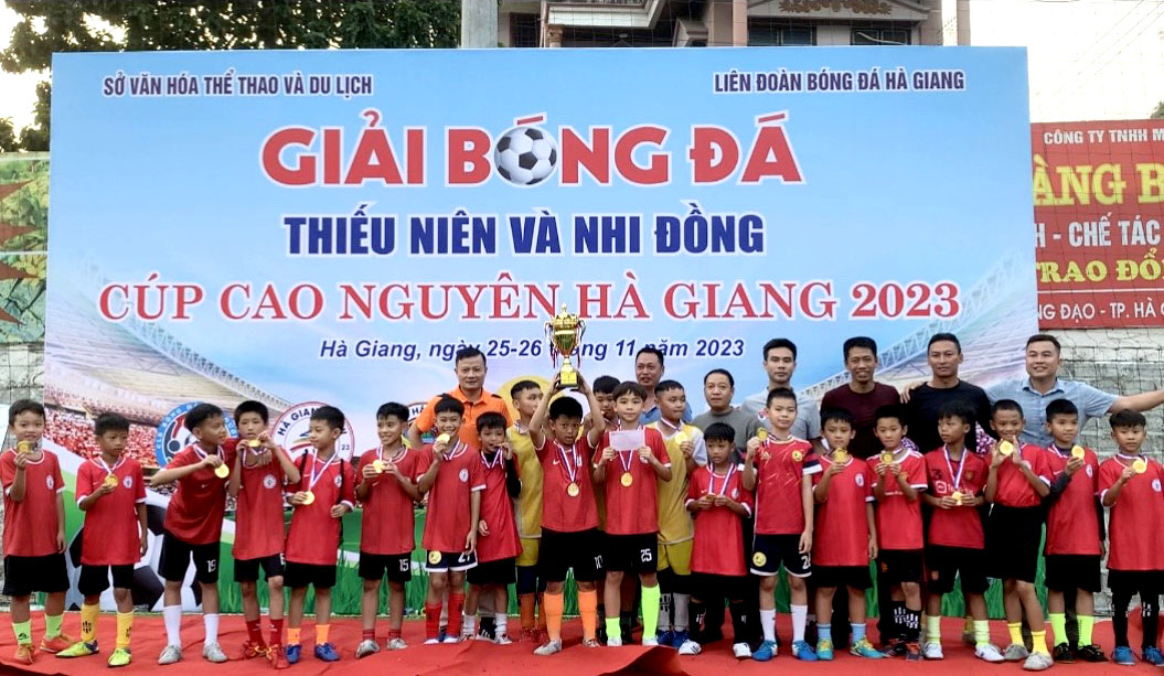 CLB bóng đá Hà Giang New nhận Cup và Huy chương Vàng giải bóng đá thiếu niên, nhi đồng Cúp Cao nguyên Hà Giang.