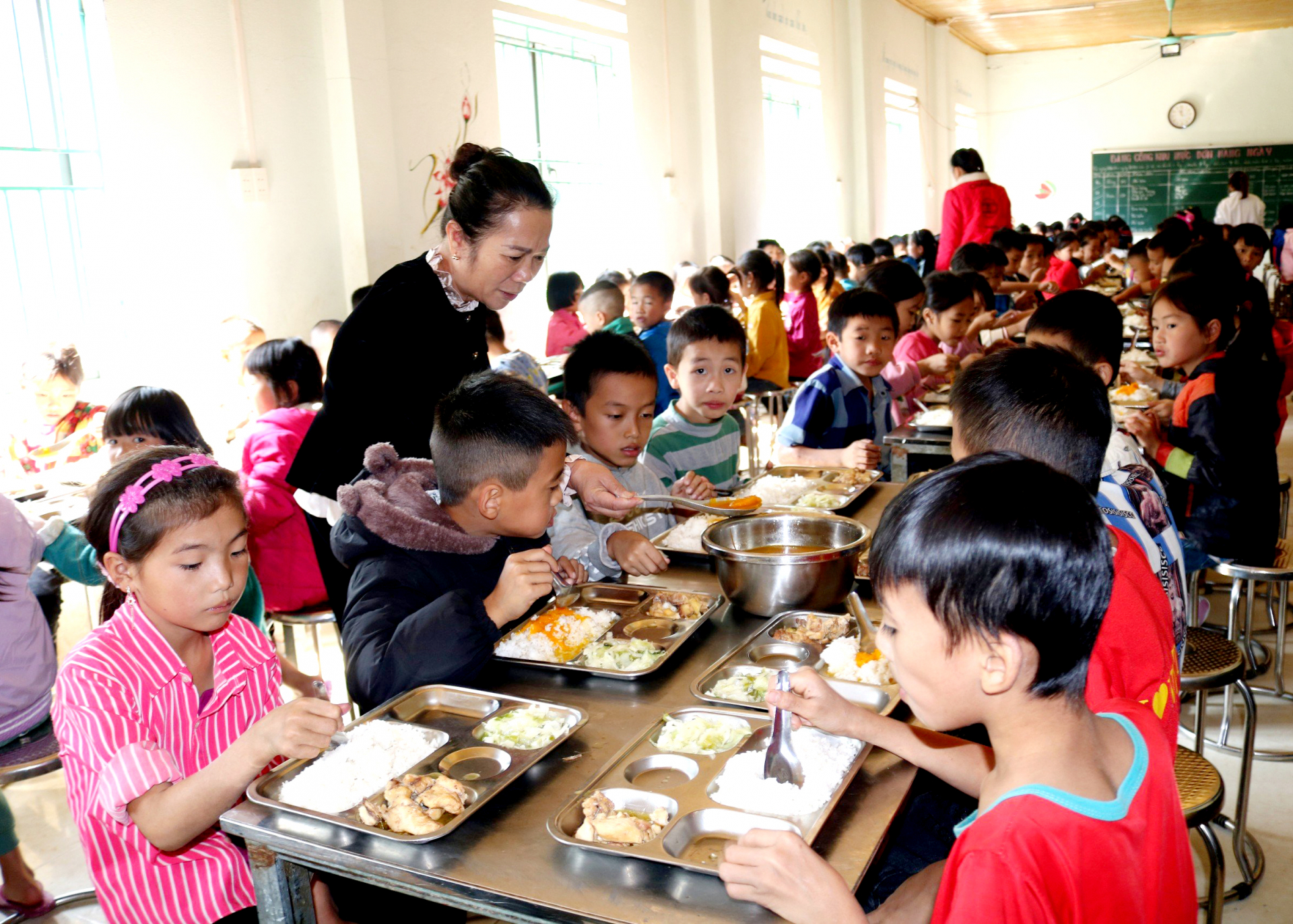 Giờ ăn bán trú của học sinh Trường PTDT bán trú Tiểu học Thượng Sơn.
					