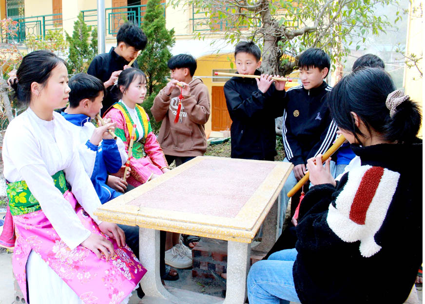 Học sinh Trường PTDT Nội trú THCS Phố Bảng (Đồng Văn) tham gia CLB sáo trúc, góp phần giữ gìn bản sắc dân tộc.

