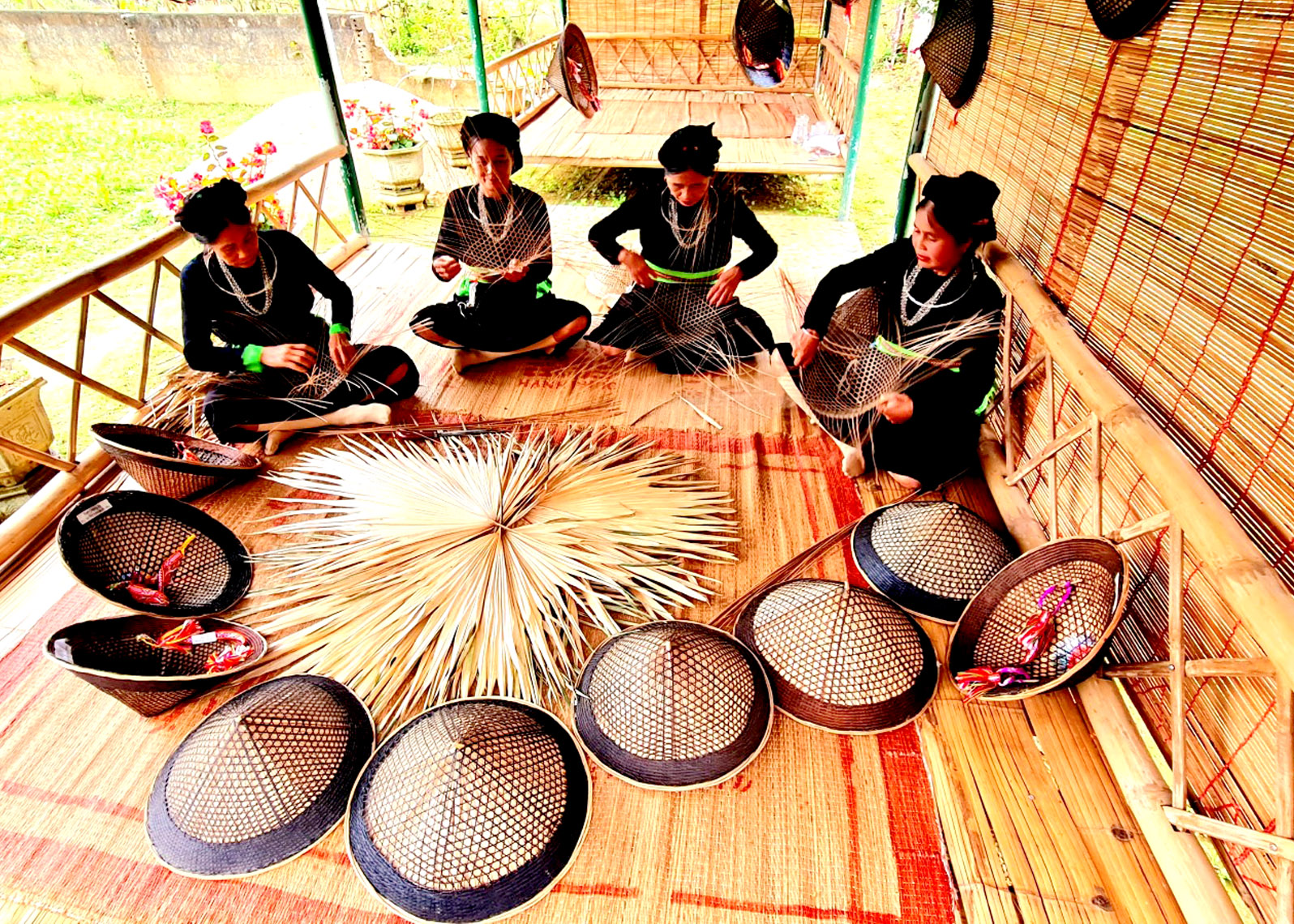 Phụ nữ dân tộc Tày, thôn Chì, xã Xuân Giang bảo tồn nghề đan nón lá hai mê.                                                  Ảnh: CTV
