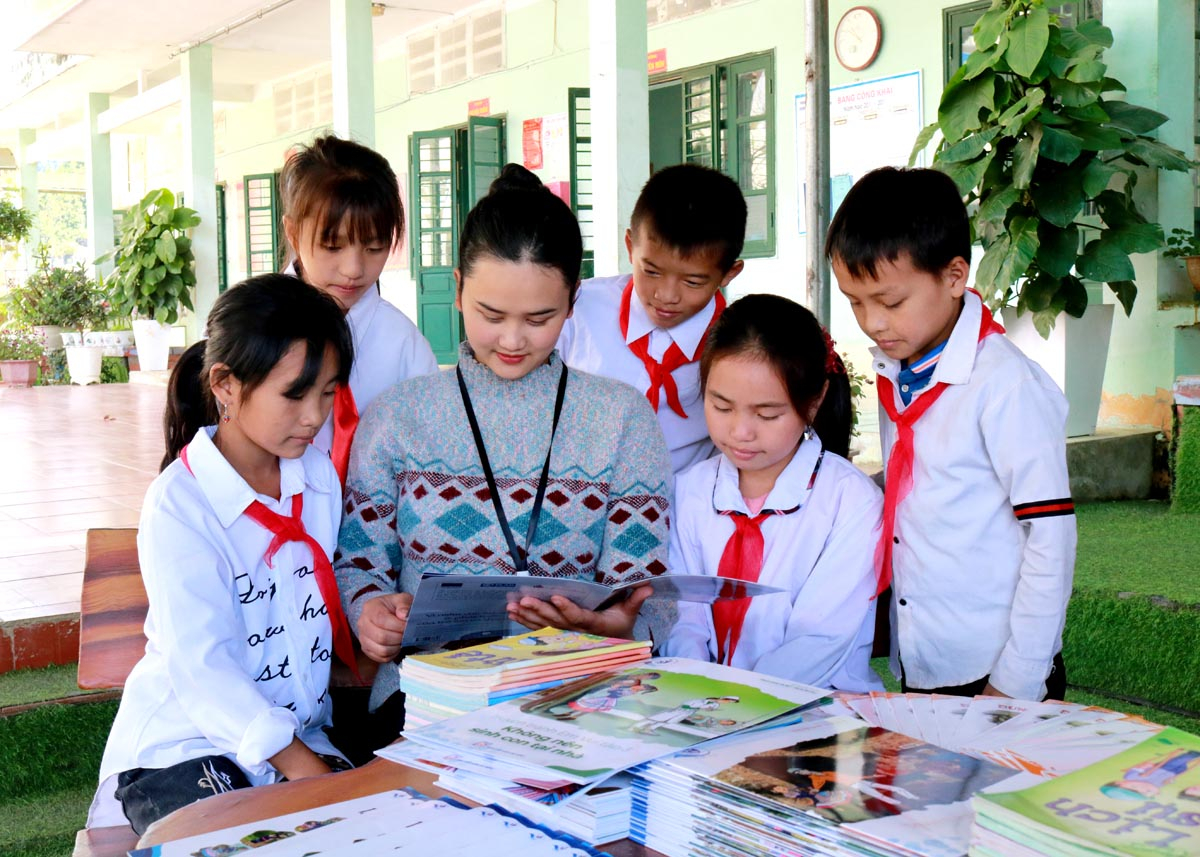 Cô và trò Trường PTDT bán trú THCS Lũng Chinh (Mèo Vạc) cùng trao đổi trong giờ học ngoại khóa.
