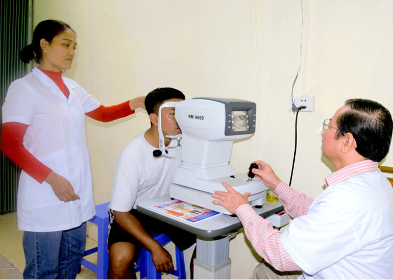 Các y, bác sỹ Trung tâm Y tế thành phố Hà Giang khám, kiểm tra sức khỏe cho người dân.