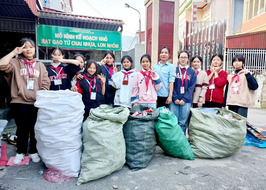 Cô giáo Trần Thu Hoài (thứ 5 từ phải qua) và học sinh Trường THCS Tam Sơn (Quản Bạ) thực hiện phong trào “Kế hoạch nhỏ” dành tiền cho hoạt động từ thiện. 

