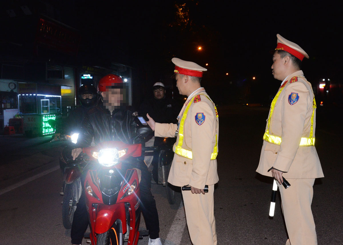 Lực lượng Cảnh sát giao thông Công an tỉnh kiểm tra nồng độ cồn trên tuyến Quốc lộ 34 đường Hà Giang đi huyện Bắc Mê.