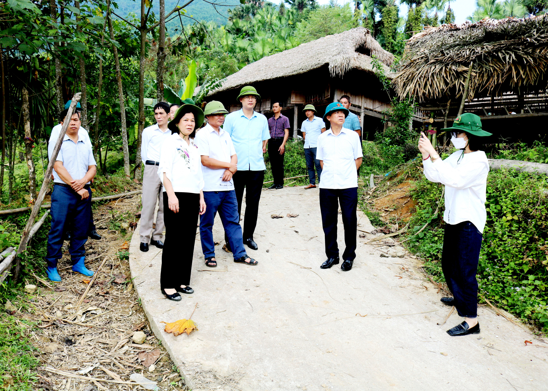 Phó Chủ tịch Thường trực HĐND tỉnh Hà Giang Chúng Thị Chiên cùng Đoàn Giám sát kiểm tra đường giao thông nông thôn tại xã Bản Rịa, huyện Quang Bình.