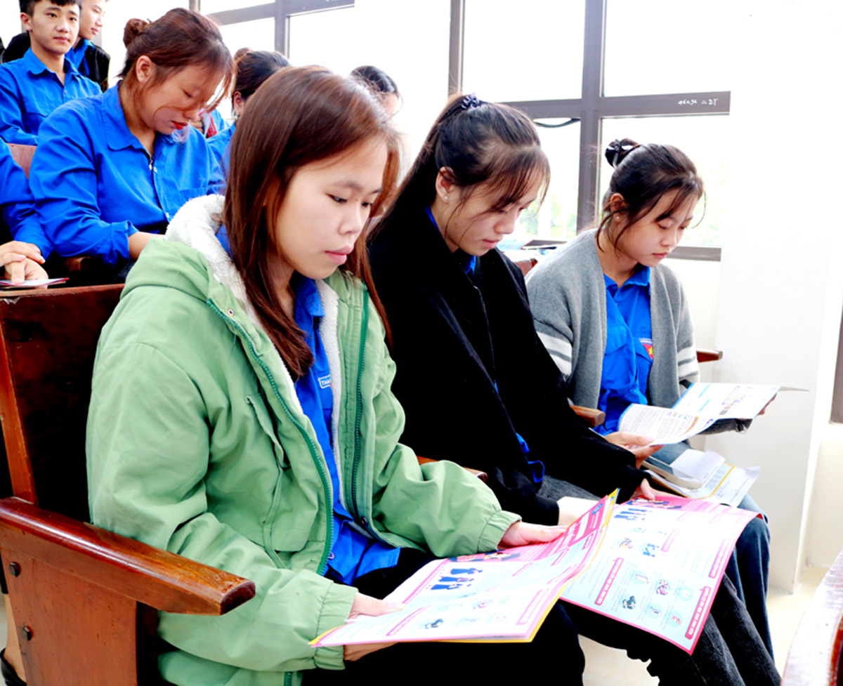 Sinh viên Phân hiệu Đại học Thái Nguyên tại Hà Giang tìm hiểu các chính sách về bảo hiểm.