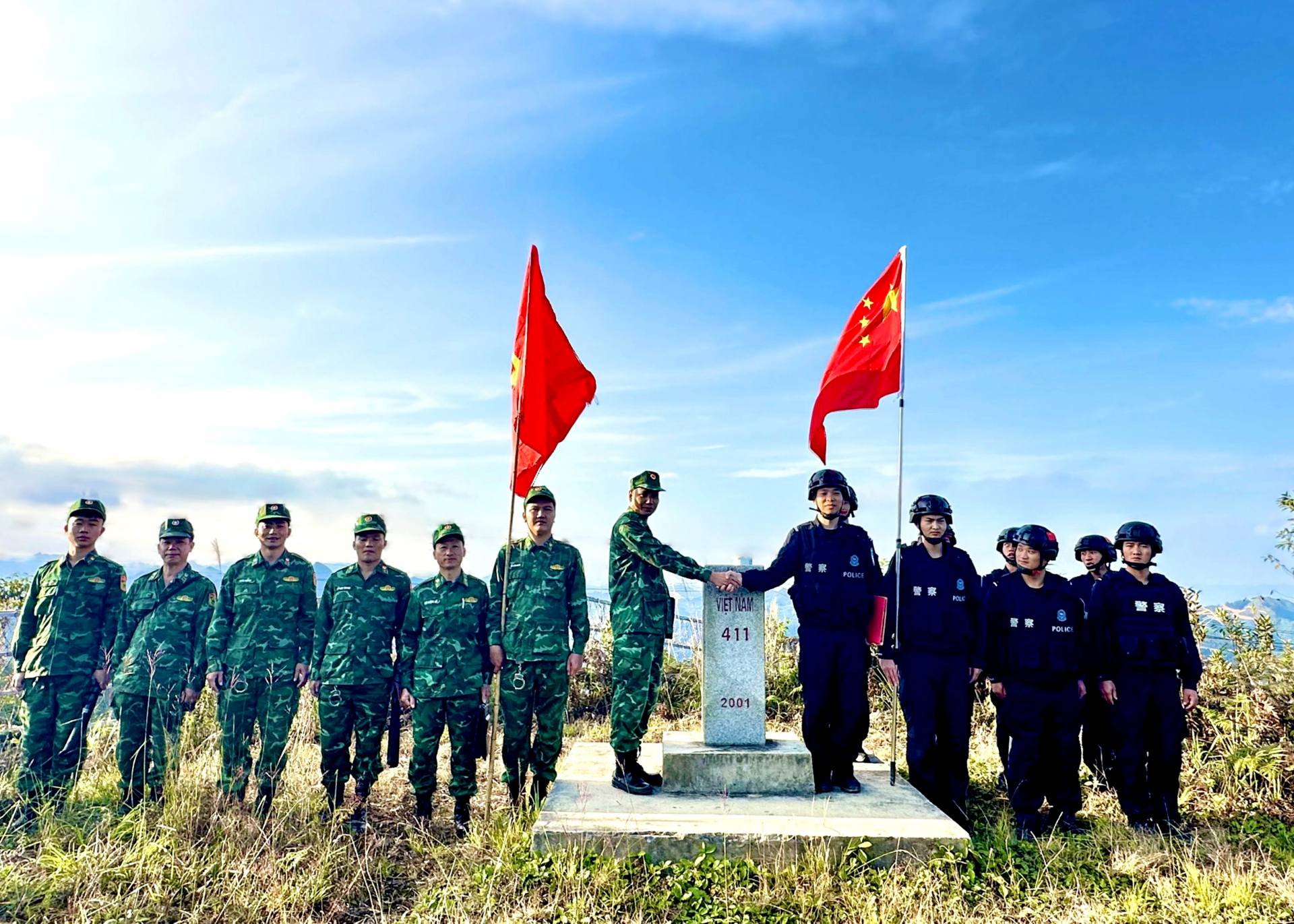 Đồn Biên phòng Lũng Cú (Đồng Văn) phối hợp với lực lượng quản lý bảo vệ biên giới nước bạn tuần tra biên giới.