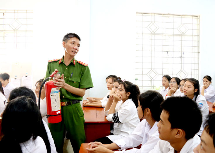 Công an thành phố Hà Giang tuyên truyền phòng cháy, chữa cháy cho học sinh Trường PTDT Nội trú THPT tỉnh.