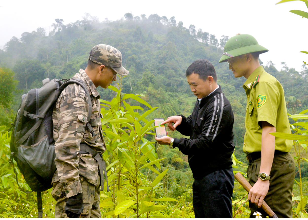 Cán bộ Hạt Kiểm lâm Vị Xuyên và Ban Quản lý rừng đặc dụng Tây Côn Lĩnh tuyên truyền bảo vệ rừng cho người dân xã Cao Bồ. 