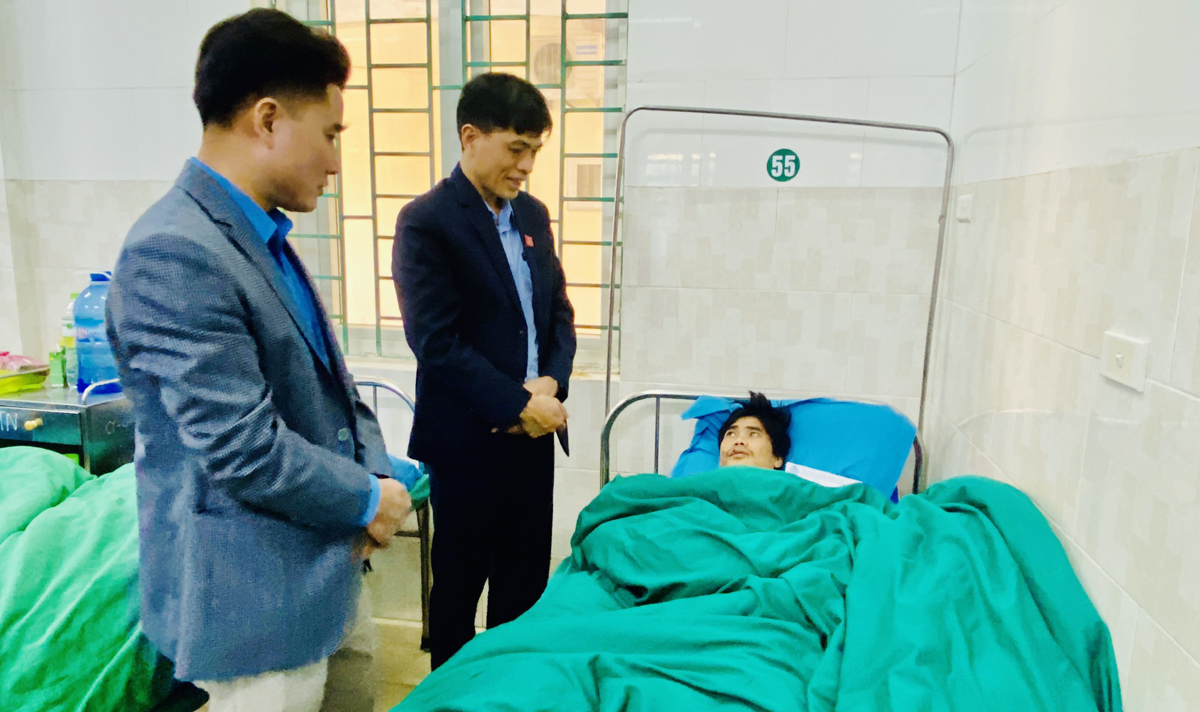 Đồng chí Nguyễn Văn Minh, Chủ tịch LĐLĐ tỉnh thăm hỏi nạn nhân