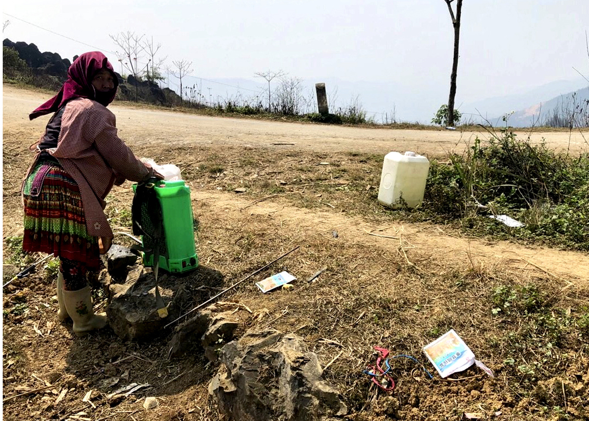 Người dân xã Phú Lũng (Yên Minh) không thu gom bao gói thuốc bảo vệ thực vật sau sử dụng, điều này có thể gây ảnh hưởng đến môi trường.
						Ảnh: Lương Hà
