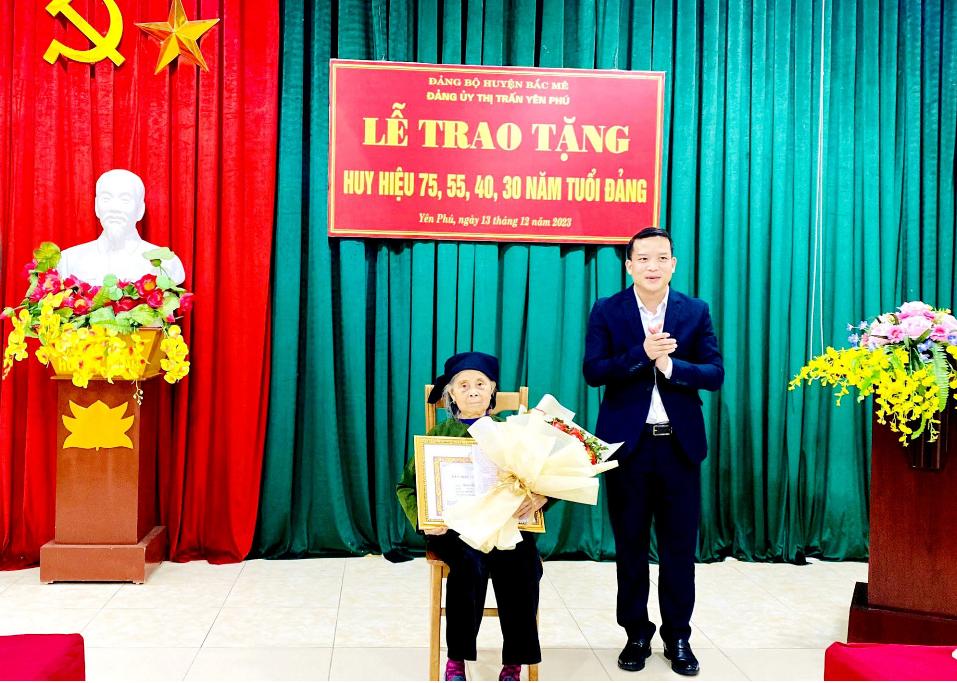 Đảng viên Nguyễn Thị Khuê, được nhận Huy hiệu 75 năm tuổi Đảng.