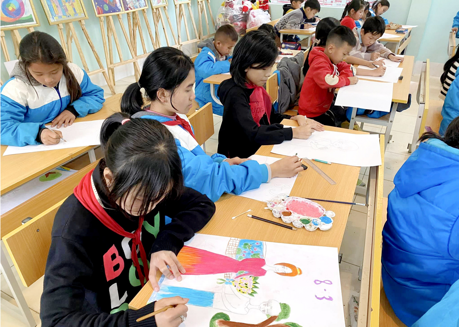 Trường Tiểu học và THCS Nậm Dịch thường xuyên duy trì các câu lạc bộ mỹ thuật, văn hóa, văn nghệ khơi dậy hứng thú trong học tập cho học sinh.