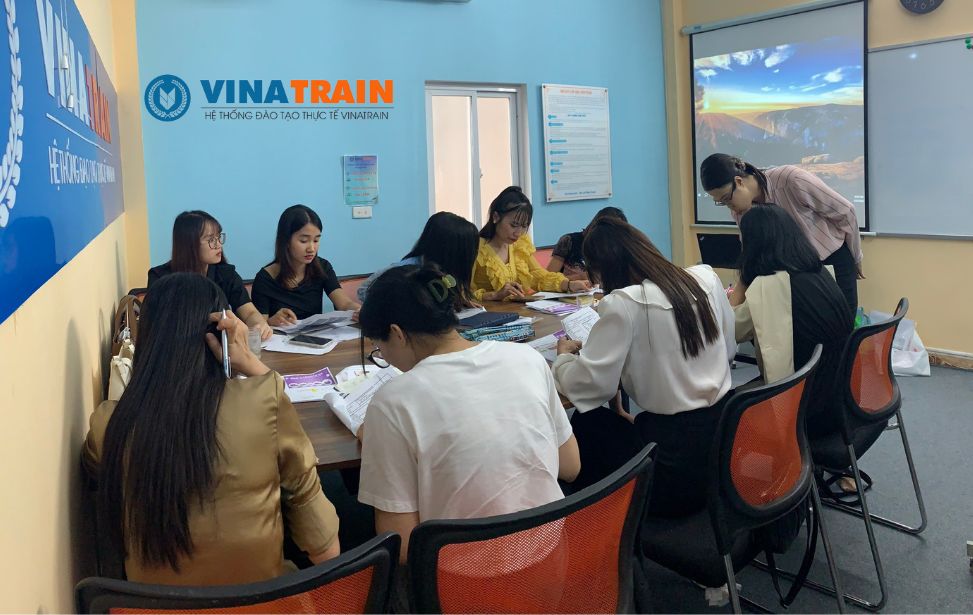 Học viên lớp Hành chính nhân sự thực hành nghiệp vụ thực tế ngay tại lớp dưới sự hướng dẫn của giảng viên

