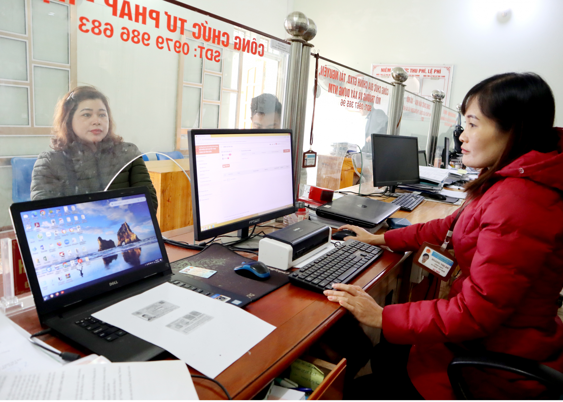 Chị Mạc Thị Minh đến bộ phận một cửa của xã Vĩnh Hảo để làm lại giấy đăng ký kết hôn
