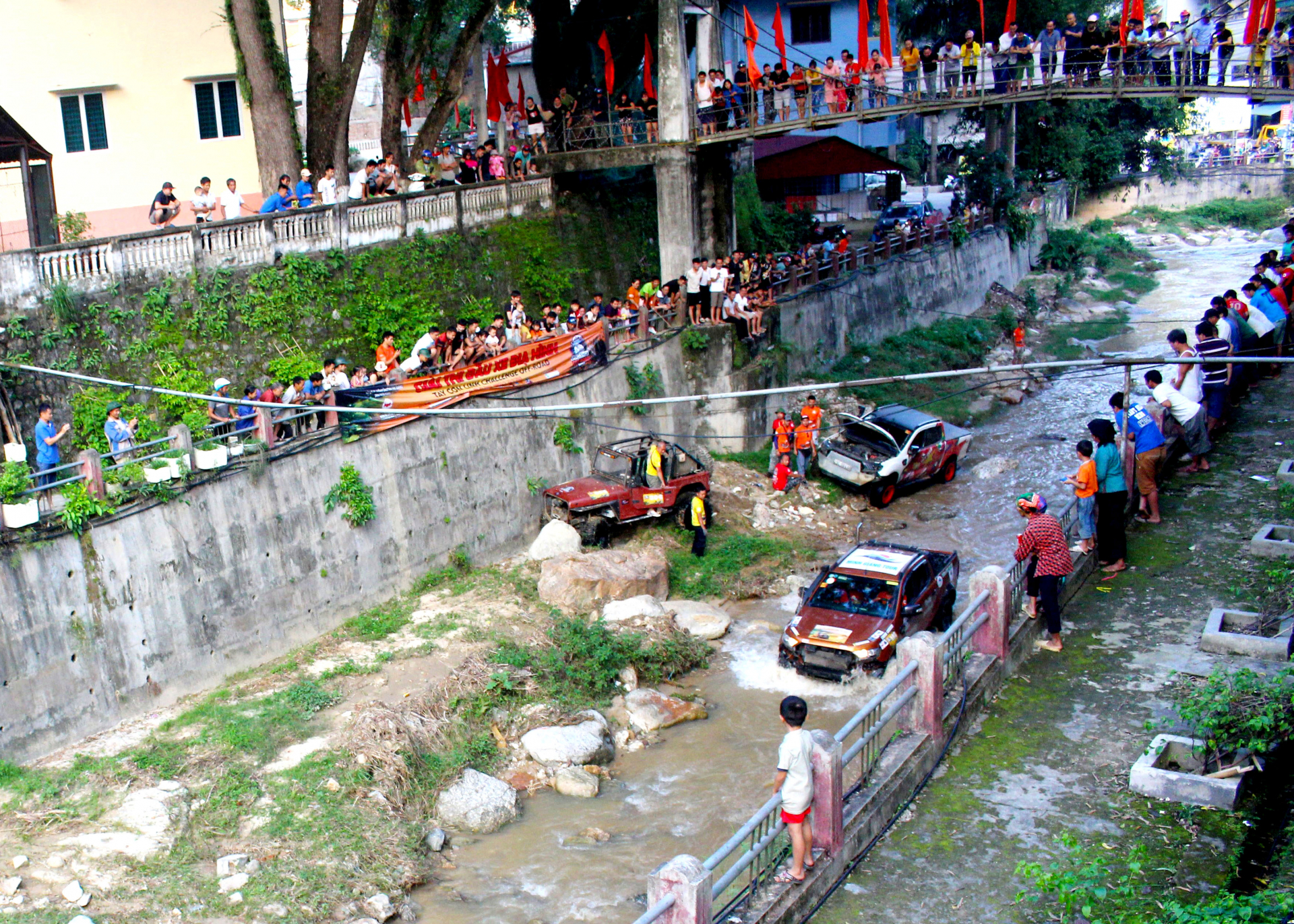 Giải đua xe ô tô địa hình trên lòng sông Chảy (Hoàng Su Phì) thu hút đông đảo người dân, du khách đến xem, cổ vũ.