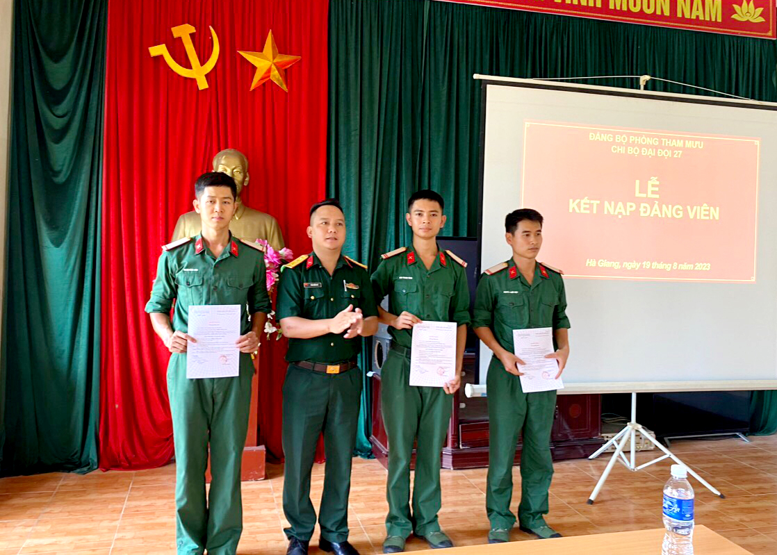 Chi bộ Đại đội 27 Tăng thiết giáp kết nạp đảng viên mới.