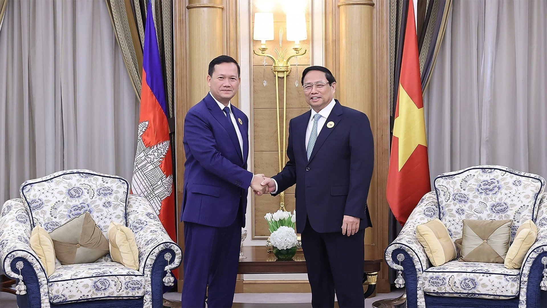 Nhân dịp tham dự Hội nghị cấp cao Hiệp hội các quốc gia Đông Nam Á (ASEAN)-Hội đồng Hợp tác Vùng Vịnh (GCC) tại Saudi Arabia, ngày 20/10/2023, Thủ tướng Chính phủ Phạm Minh Chính có cuộc gặp Thủ tướng Campuchia Hun Manet. 
