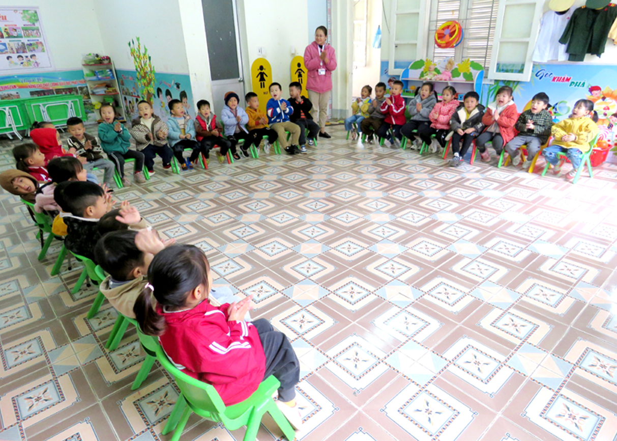 Học sinh lớp 5 tuổi, Trường Mầm non Hoa Lan, tổ 4, thị trấn Mèo Vạc được giữ ấm đầy đủ trong quá trình học tập.
