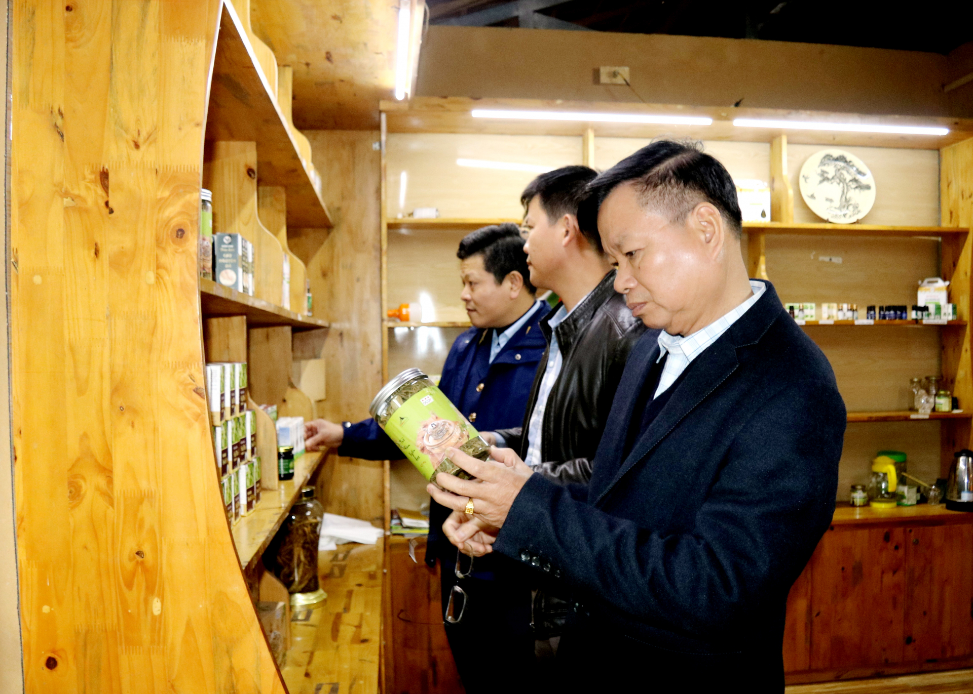 Phòng trưng bày sản phẩm dược liệu của HTX Cộng đồng Nặm Đăm, xã Quản Bạ.