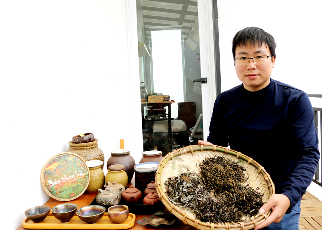 Anh Ngũ Xuân Huy, Giám đốc HTX Kim Thăng, thị trấn Tam Sơn (Quản Bạ) giới thiệu sản phẩm trà.
