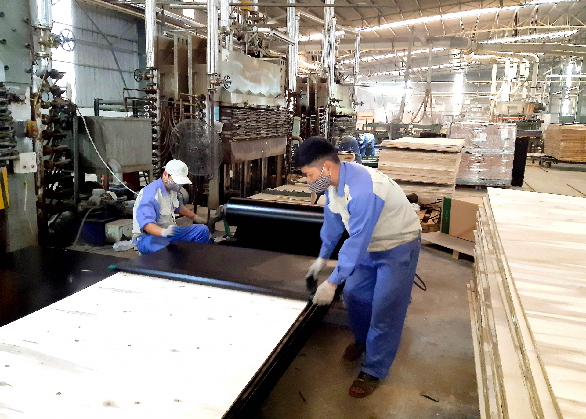 Sản xuất ván bóc tại Khu công nghiệp Bình Vàng (Vị Xuyên).