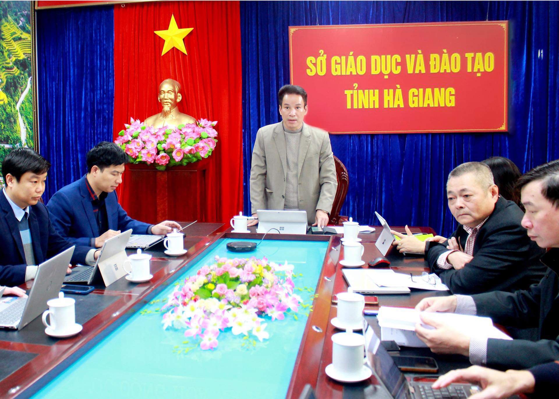 Đồng chí Nguyễn Thế Bình, Giám đốc Sở GD&ĐT phát biểu tại hội nghị.