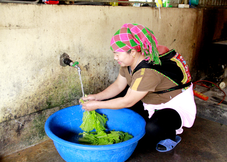 Người dân thôn Mịch A, xã Thuận Hòa (Vị Xuyên) sử dụng nước hợp vệ sinh trong sinh hoạt hàng ngày.
