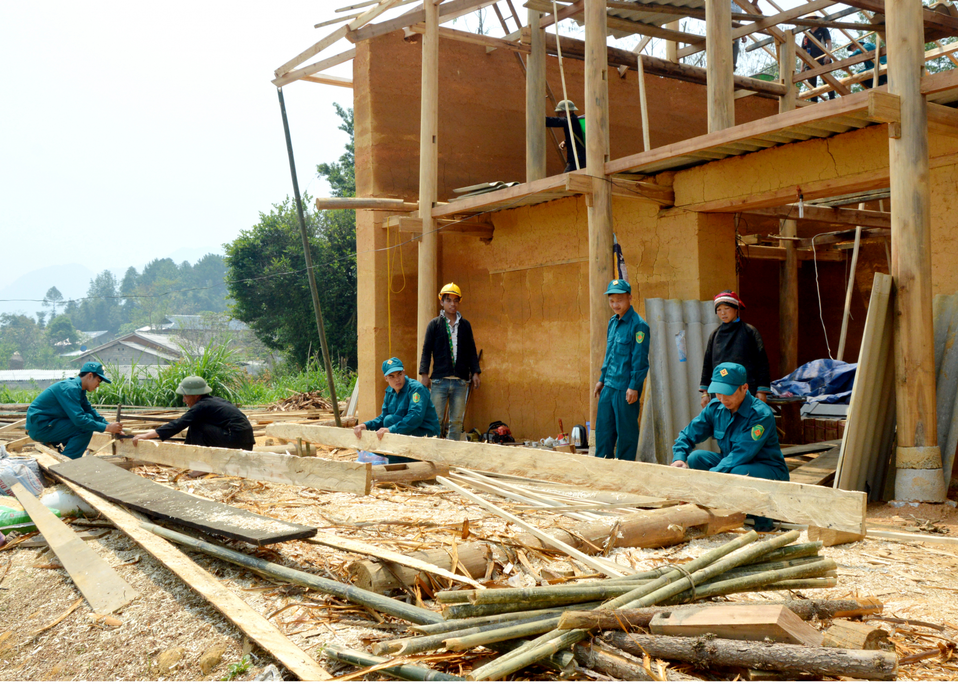 Lực lượng vũ trang huyện Hoàng Su Phì giúp người dân xóa nhà tạm.