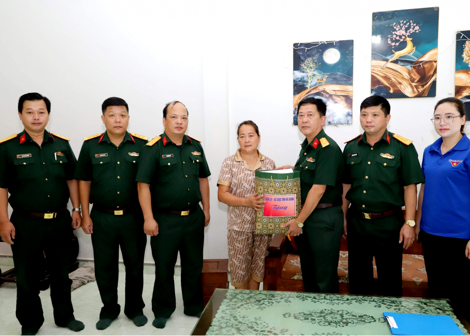 Lãnh đạo Bộ Chỉ huy Quân sự tỉnh tặng quà gia đình chính sách trên địa bàn thị trấn Mèo Vạc, huyện Mèo Vạc.