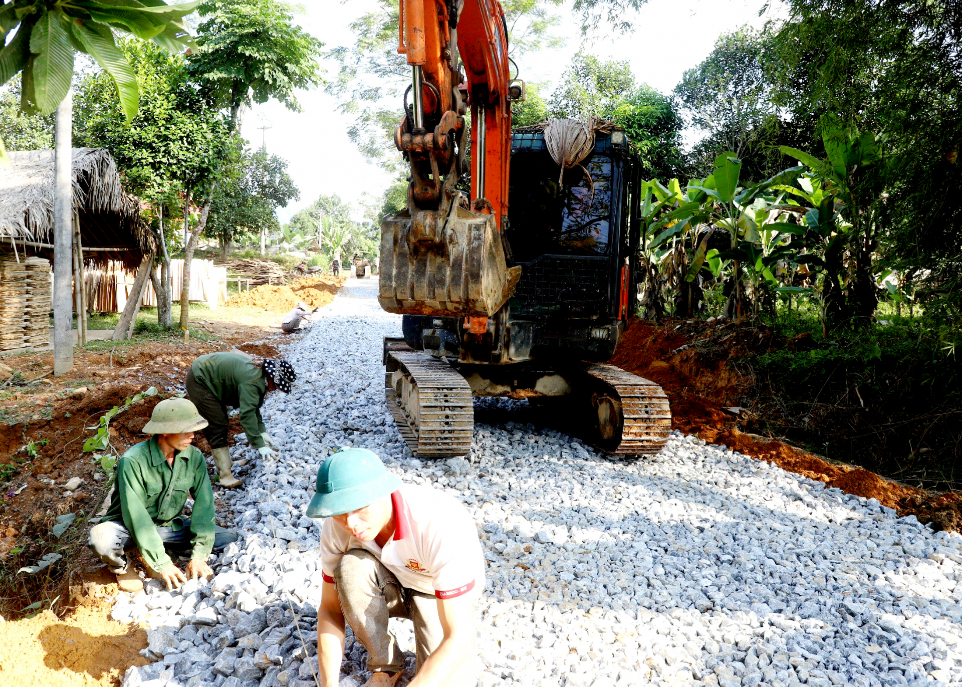 Nhà thầu thi công huy động nhân lực, máy móc đẩy nhanh tiến độ thi công.
