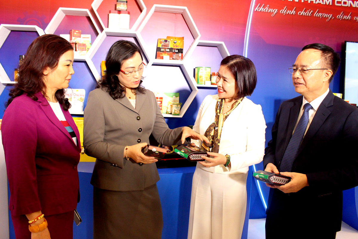 Lãnh đạo Trung tâm Khuyến công XTCT Hà Giang giới thiệu với Thứ trưởng Bộ Công thương Phan Thị Thắng, lãnh đạo Cục Công thương và Sở Công thương Hà Nội về sản phẩm Hà Giang có sự hỗ trợ từ nguồn khuyến công.