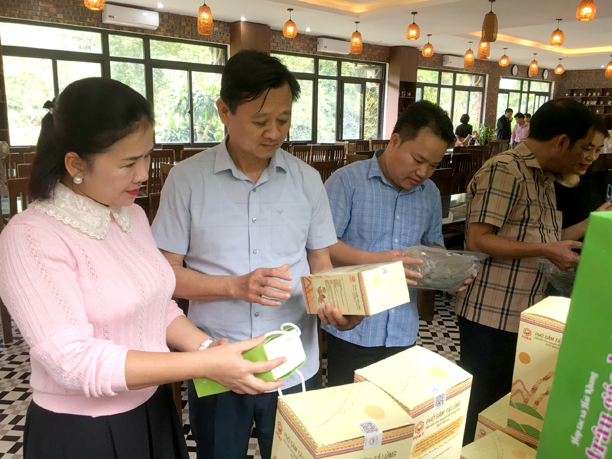 Giám đốc Trung tâm Khuyến công - Xúc tiến công thương giới thiệu các sản phẩm OCCOP của Hà Giang cho các đại biểu.