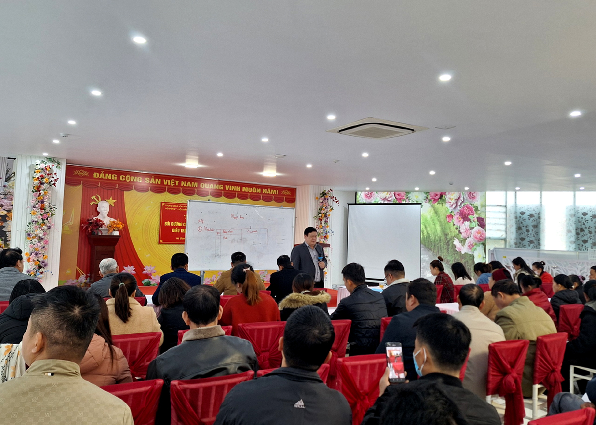 Phó Giáo sư, Tiến sĩ Nguyễn Bá Quang, Chủ tịch Hội Châm cứu Việt Nam truyền đạt tại buổi tập huấn.