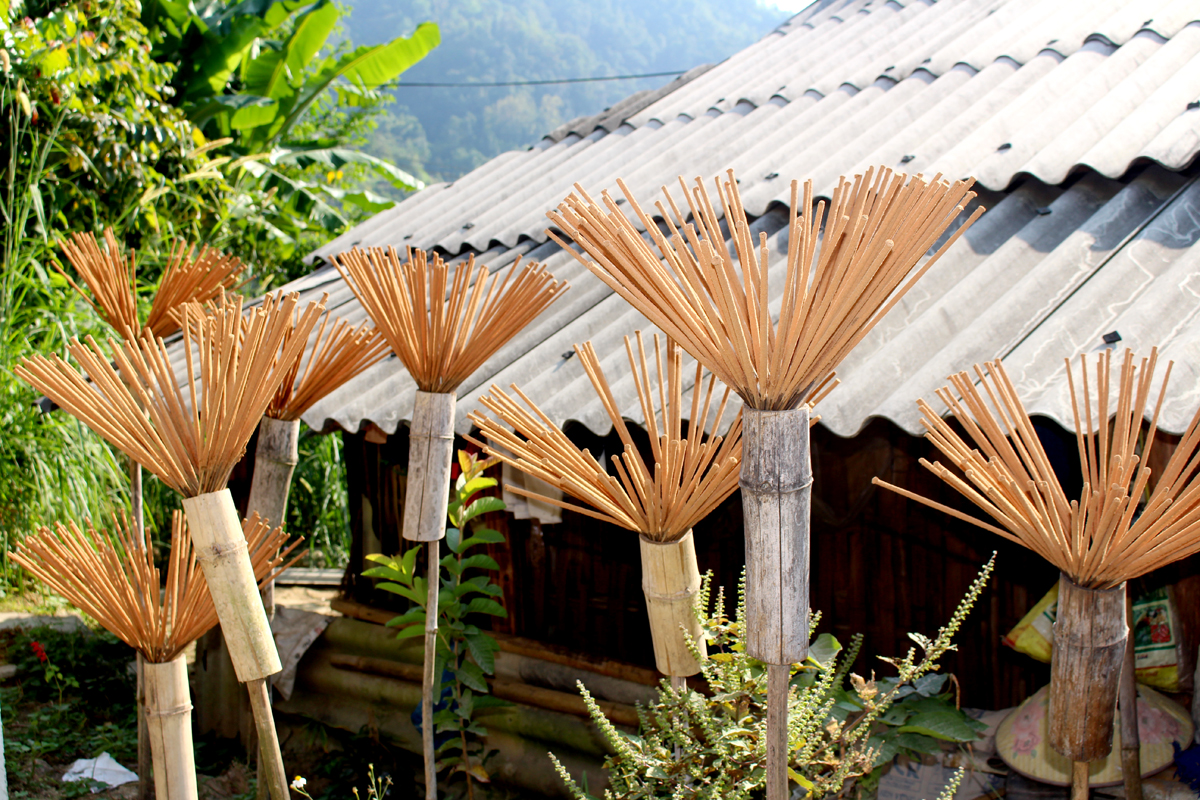 Lighting fragrant incense on the ancestral altar is an indispensable cultural tradition for Vietnamese people. This is also why the residents of Ta Leng 7 Village, Tung San Commune remain committed to the craft of incense-making, cherishing and preserving this traditional art form.