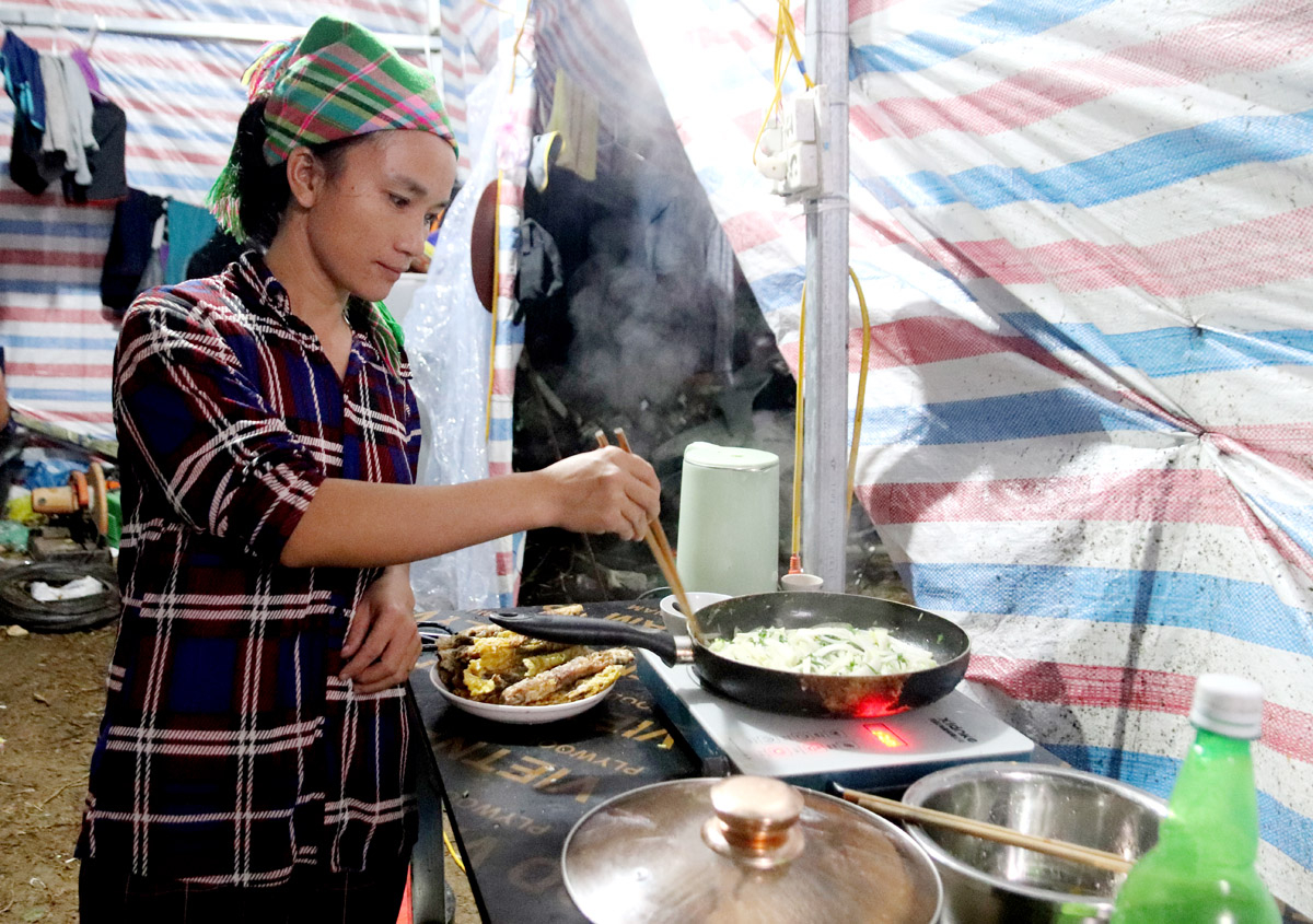 Họ không ngại “ăn tranh thủ, ngủ khẩn trương,” chạy đua với thời gian để bám sát tiến độ.