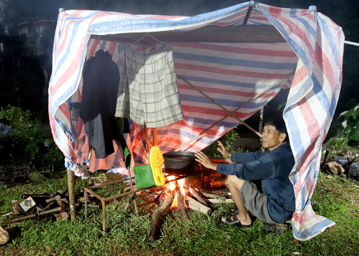 On days when it rained continuously, their clothes were soaked in rainwater and couldn’t dry. They could only light an open fire to dry each piece of clothing and warm their hands, which were numb from the cold.