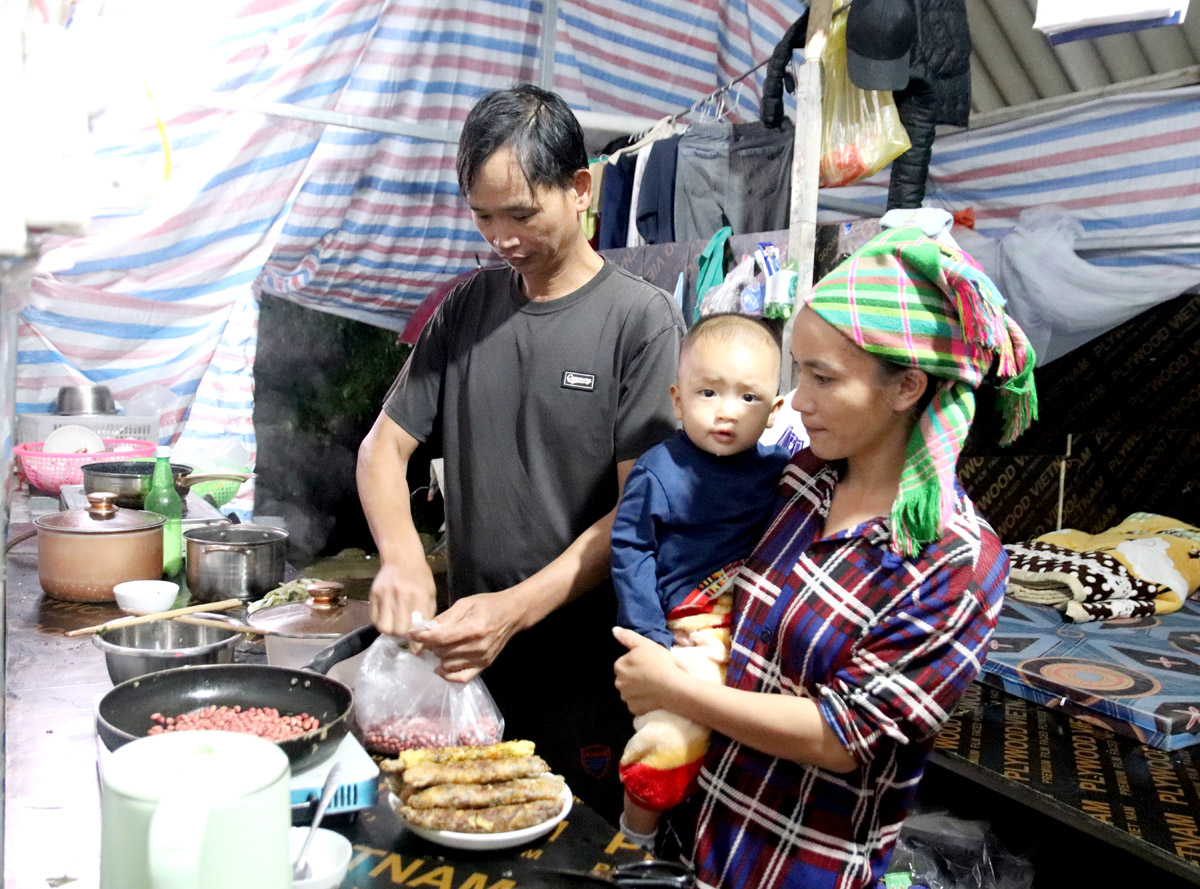 Vì cuộc sống mưu sinh, vợ chồng anh Chúng Văn Lược, chị Lù Thị Nhung, xã Tùng Bá (Vị Xuyên) quyết định đưa con trai vừa tròn 1 tuổi đến công trường cùng mình.