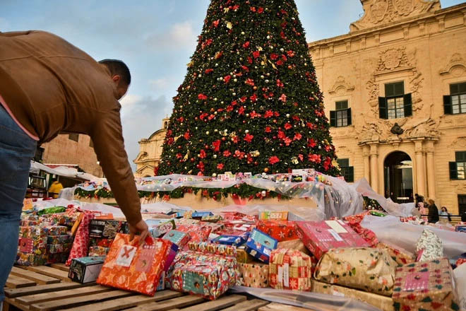 Người dân quyên góp quà Giáng sinh cho các em nhỏ có hoàn cảnh khó khăn tại Valletta, Malta.