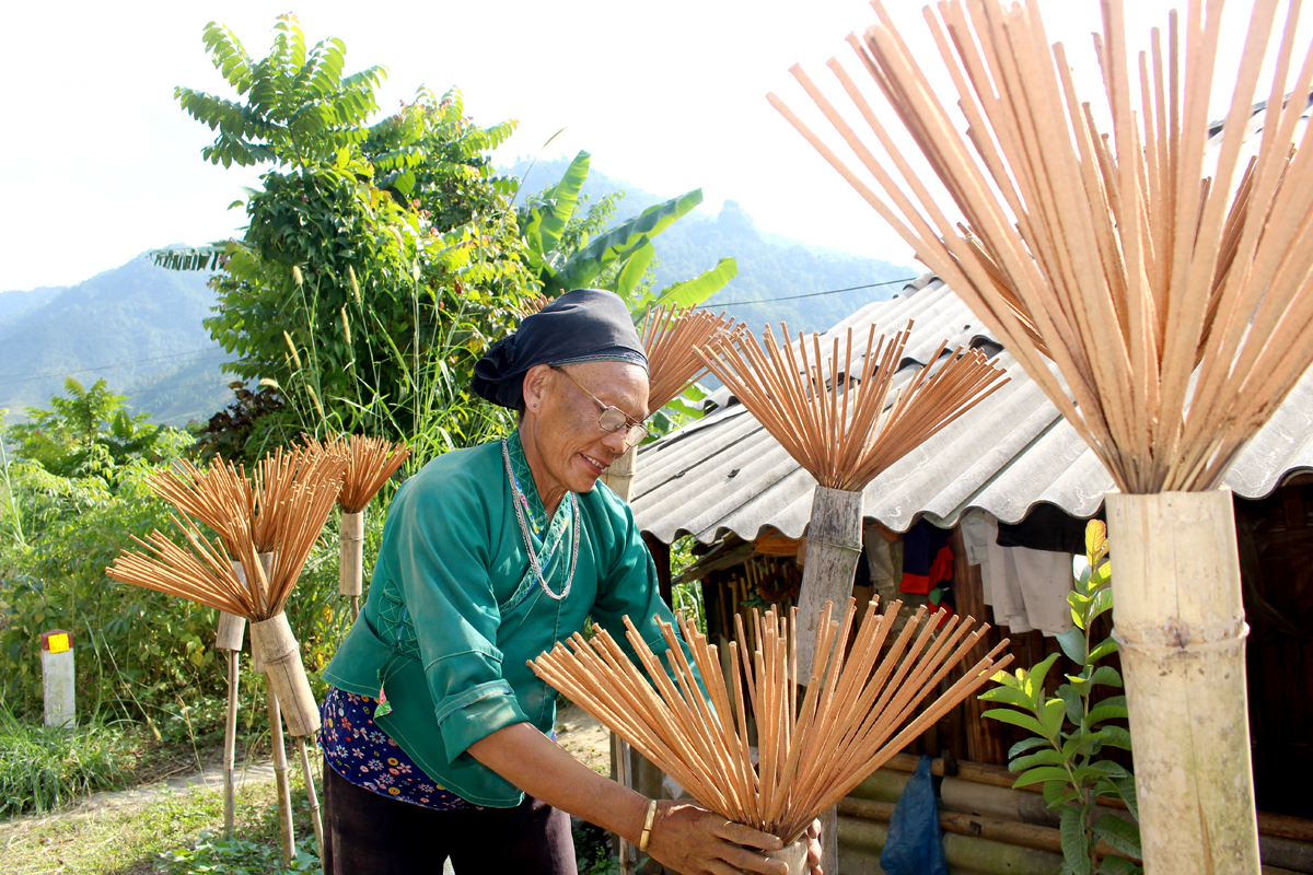 With the belief that incense-making not only provides income but also carries traditional and spiritual values, Lu Thi Rui, 63, from Ta Leng 7 Village, Tung San Commune, has been dedicated to this craft for over 30 years.