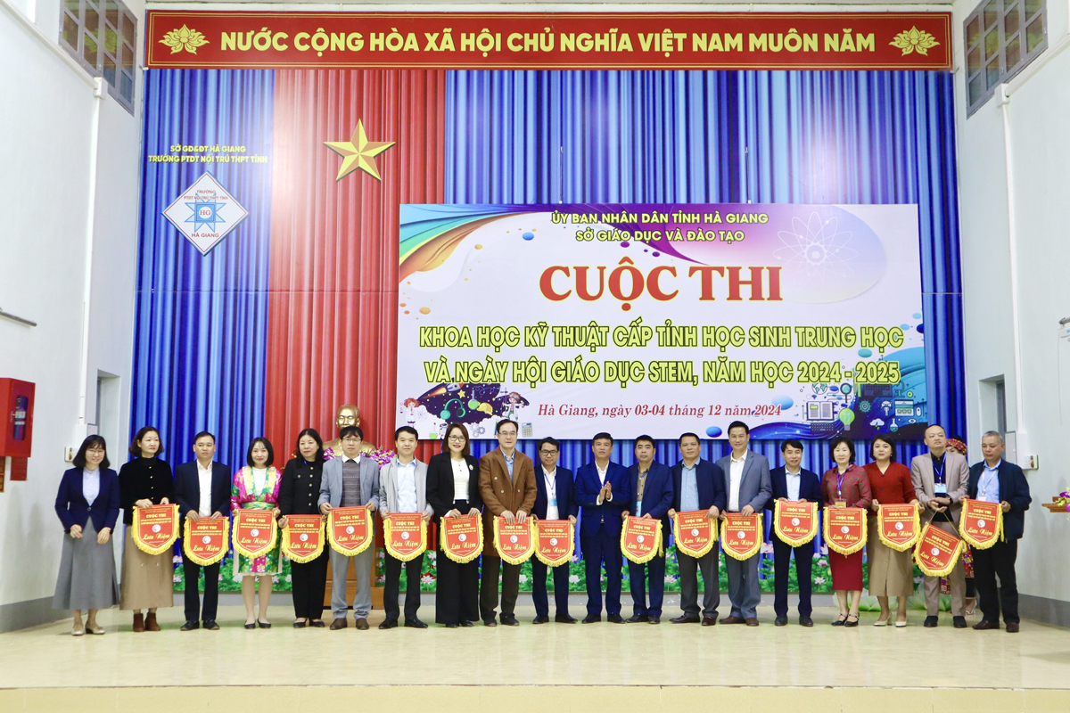 Ban Tổ chức Cuộc thi trao cờ lưu niệm cho đại diện các đơn vị dự thi