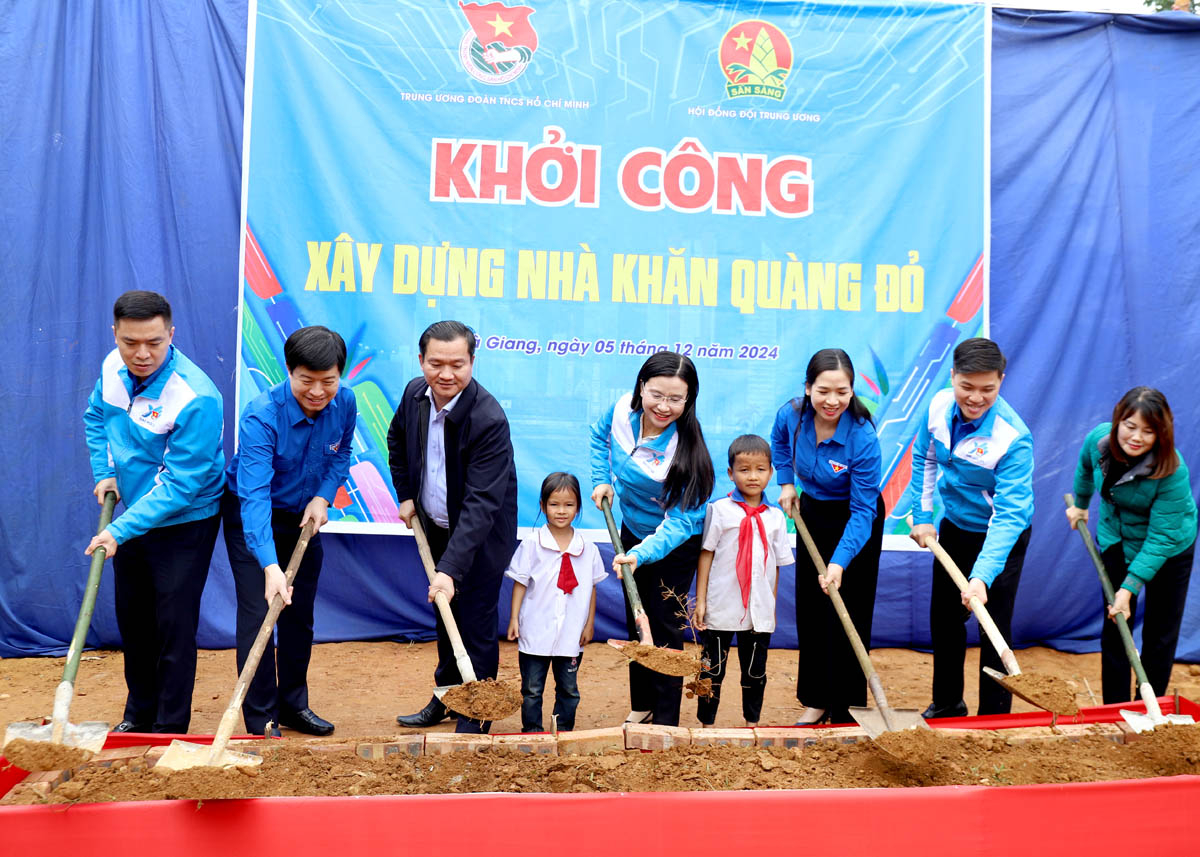 Khởi công xây Nhà khăn quàng đỏ cho 2 em học sinh có hoàn cảnh khó khăn tại xã Đạo Đức