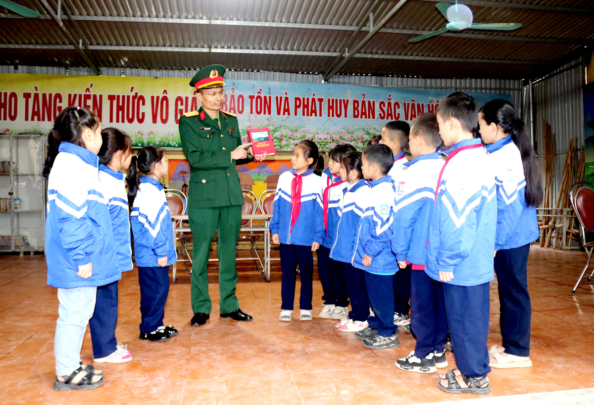 Lãnh đạo Ban CHQS thành phố tuyên truyền về Kỷ niệm 80 năm Ngày thành lập Quân đội Nhân dân Việt Nam (22.12.1944 – 22.12.2024) tại Trường Tiểu học Phương Thiện, TP. Hà Giang.