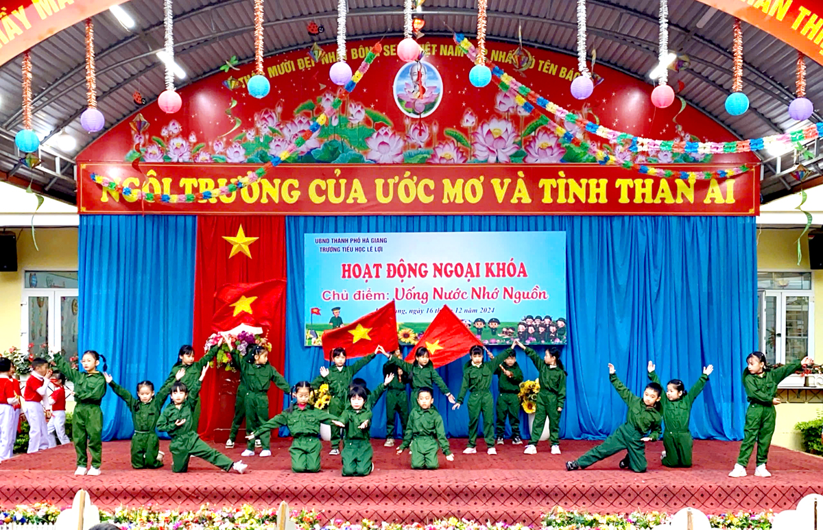 Tiết mục văn nghệ chào mừng kỷ niệm ngày thành lập Quân đội Nhân dân Việt Nam của học sinh trường Tiểu học Lê Lợi.