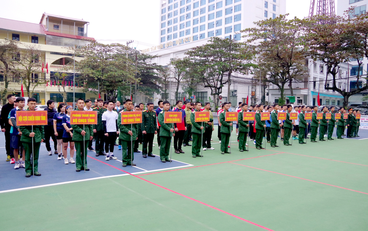 Các đoàn vận động viên tham gia hội thao.