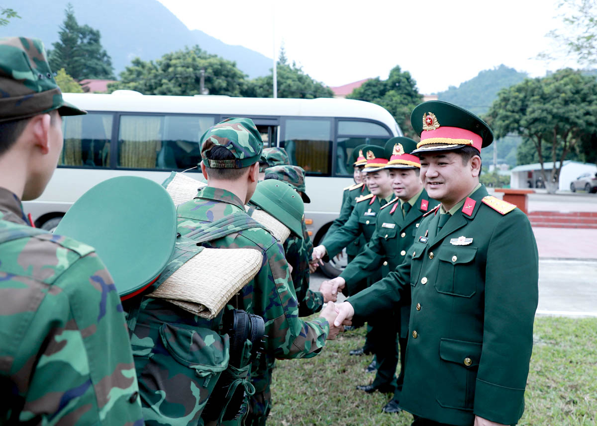 Thủ trưởng Bộ CHQS tỉnh và Trung đoàn 877 động viên cán bộ, chiến sỹ đơn vị lên đường làm công tác dân vận tại huyện Bắc Mê.