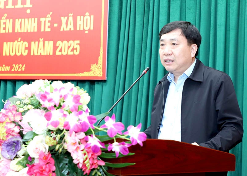 Acting Secretary of Ha Giang Provincial Party Committee Nguyen Manh Dung addresses the conference.